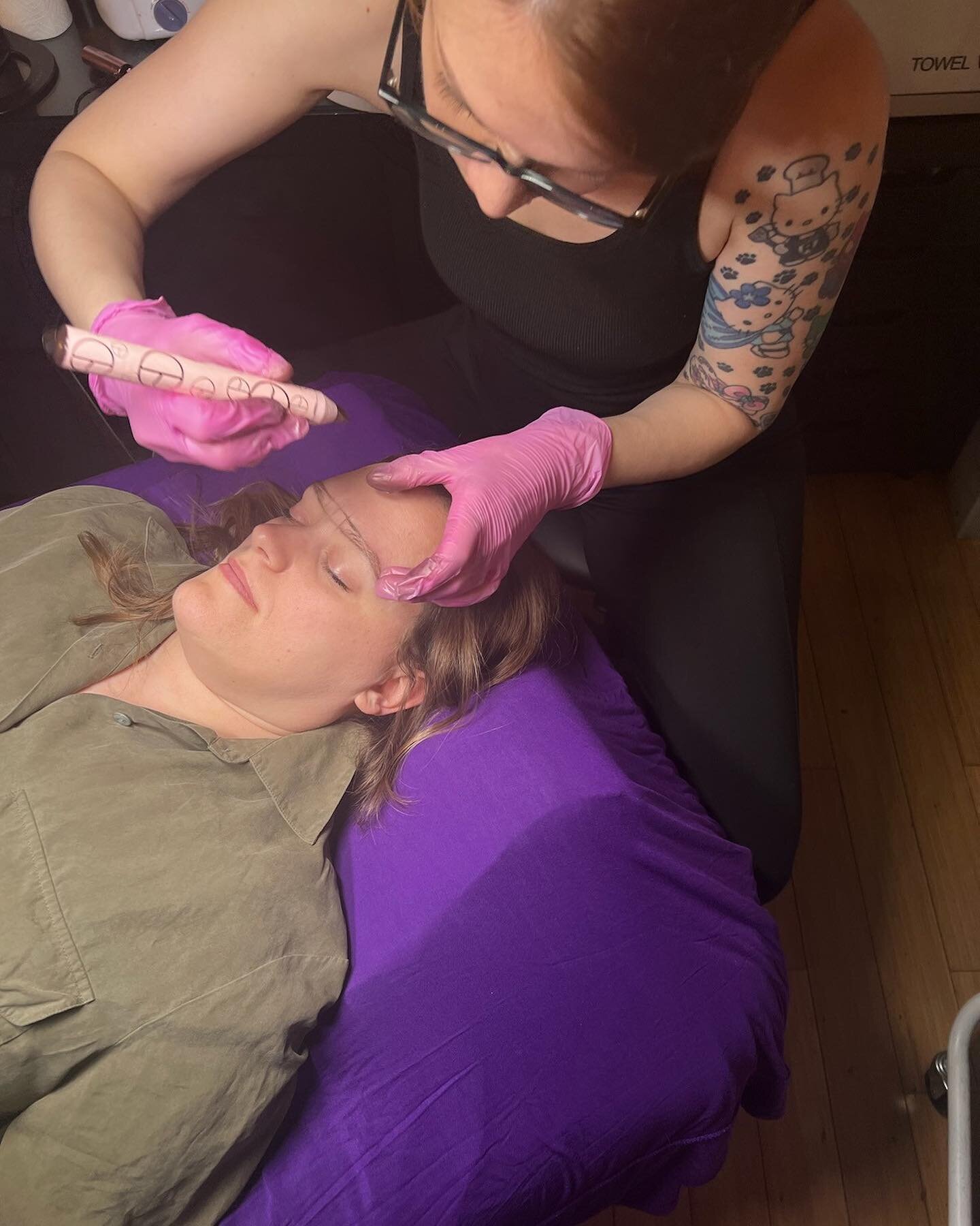 Sydney taking Microblading to the next level🤩🙌She is crushing it with those brows!! Her lovely model Chellie looked fabulous with her natural and sculpted brows! We are so excited Sydney is offering these services now! Book online, DM, or contact t