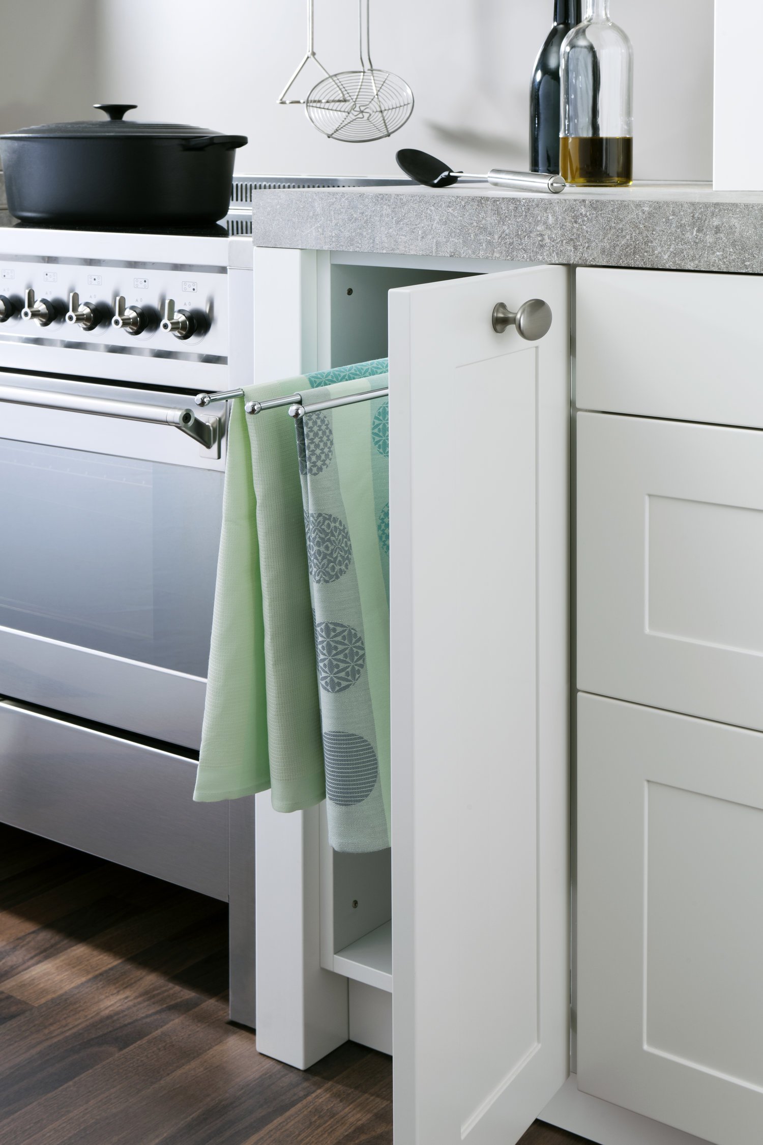 LEICHT CARRÉ-FS Connaught Kitchens cupboards storage organiser for towels.jpg