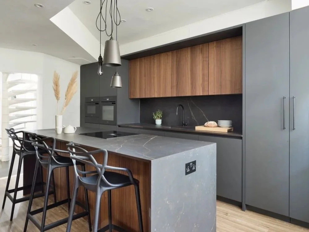 LEICHT Bondi in Carbon Grey/Bossa in Walnut