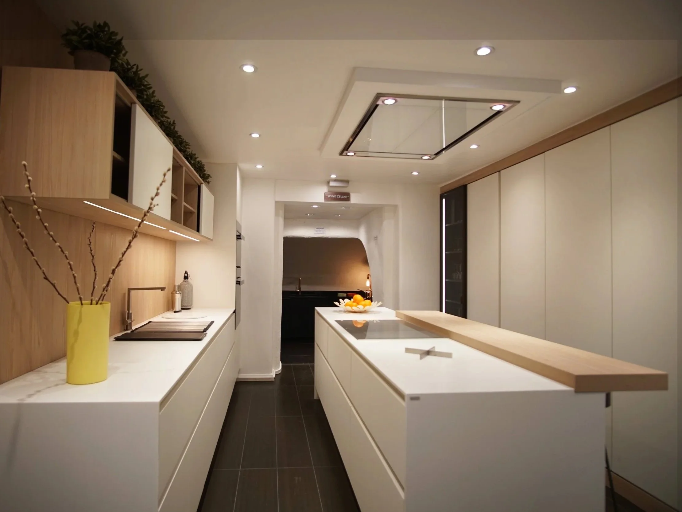 LEICHT Contino Ceres in Frosty White/ Synthia in Japanese Pine
