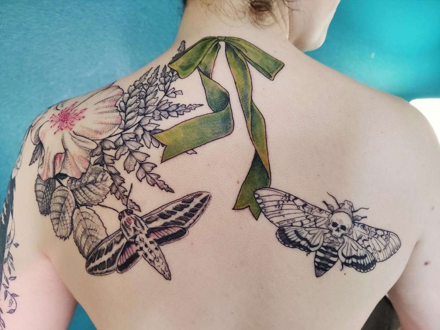 Thank you for these lovely photos Alex! We did all of this in one session. I&rsquo;m dying over this shade of green!
&bull;
&bull;
&bull;
#mothtattoo #deathheadmothtattoo #deathheadmoth #literarytattoo #wildrosetattoo #backtattoo #blackworkerssubmiss