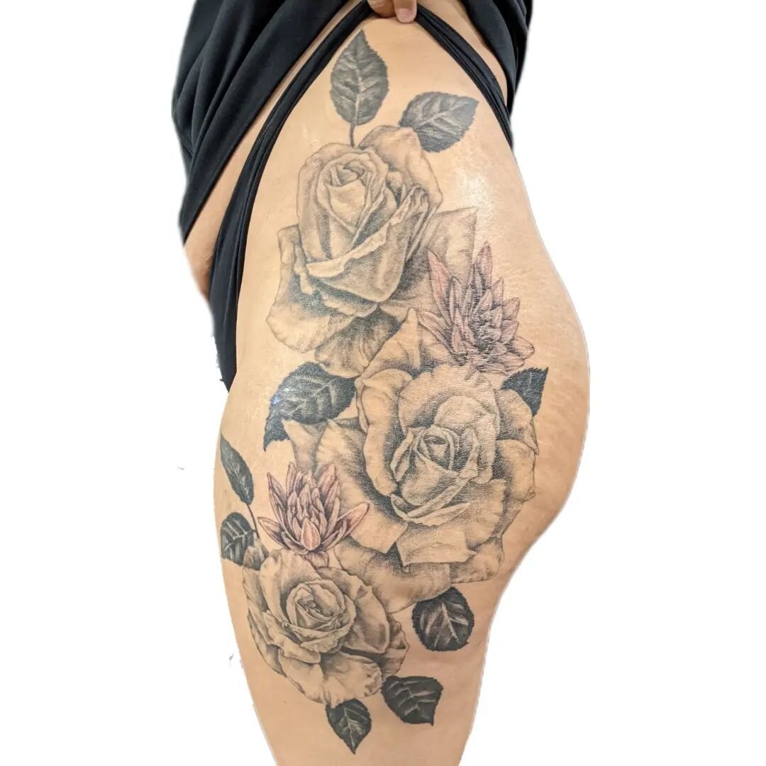 Healed roses, fresh water lilies. Thanks for the trust and sitting like a champ @madysennejade 🖤
#tacomatattoo #seattletattoo #blackandgrey