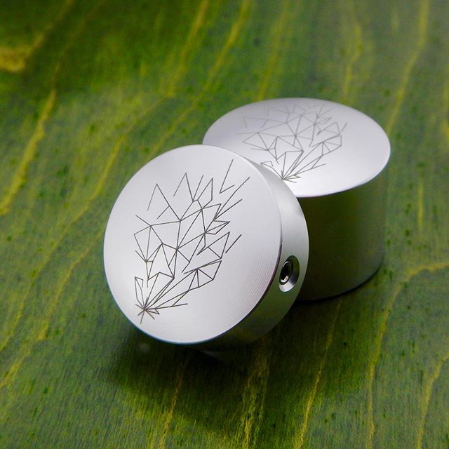 Super stoked for these custom etched @barefootbuttons! Based on the beautiful &ldquo;White Lies&rdquo; artwork by @erica_dal_maso
#barefootbuttons#art#music#gearporn#pedalboard