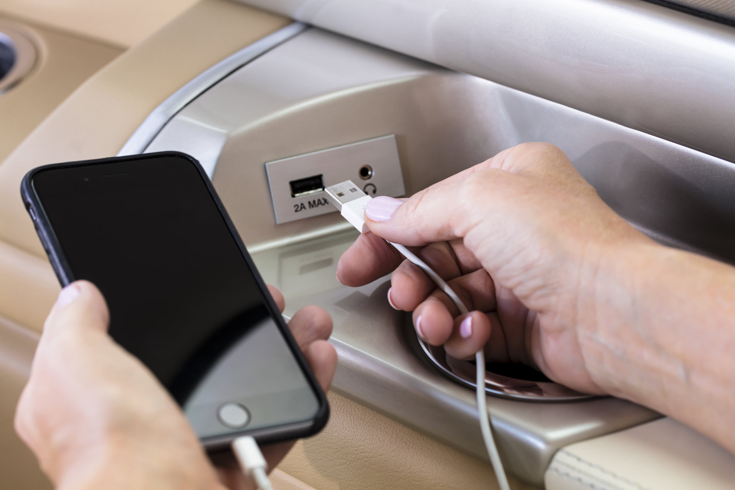 Можно подзаряжать телефон. Зарядка в самолете. USB В самолете. Зарядка для телефона в самолете. USB зарядка в самолете.