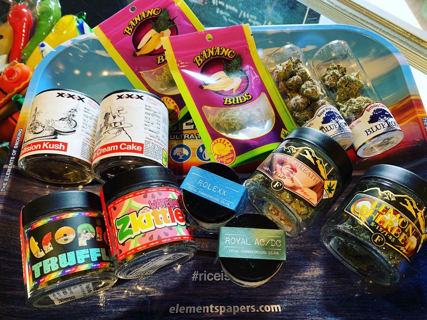 Helllo to another beautiful #topshelftuesday in the PNW 🥰😍💚 Stop in for a 🔥🔥 deal all day on your favorite premium brands ALL day 🌈
&bull;
&bull;
&bull;
#topshelflife #premiumweed #dailydeals #blazeup #420friendly #pnwgrown #pnwcultivated

❌WAR