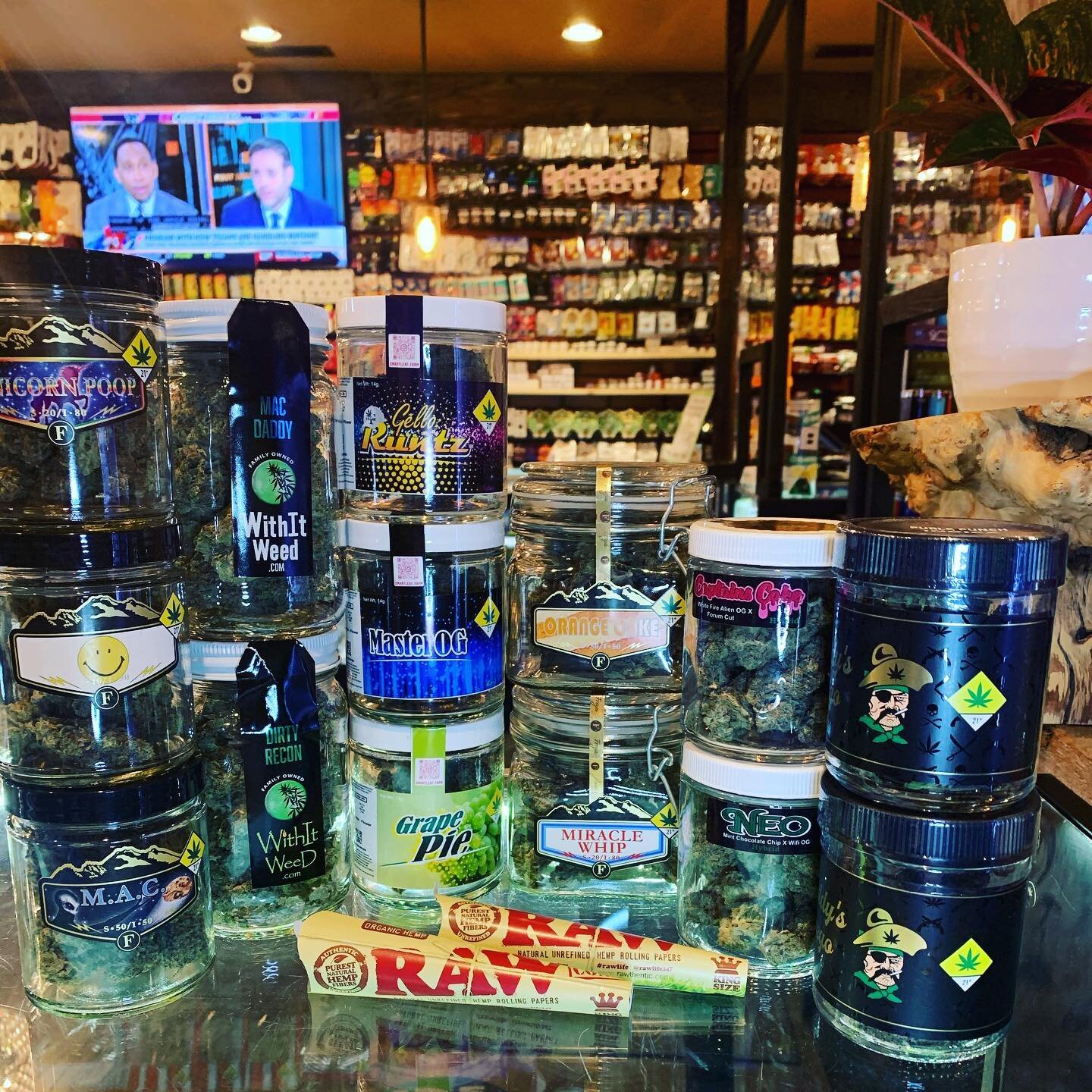 Helllo #fatsackfriday 🤤😍💚 We are stoked to have such a wonderful selection for you to blaze up on this fine Fri-yay! So come on by &amp; say high to your favorites and score a 🔥🔥🔥 deal! 
&bull;
&bull;
&bull;
#cheerstotheweekend #highstandard #p