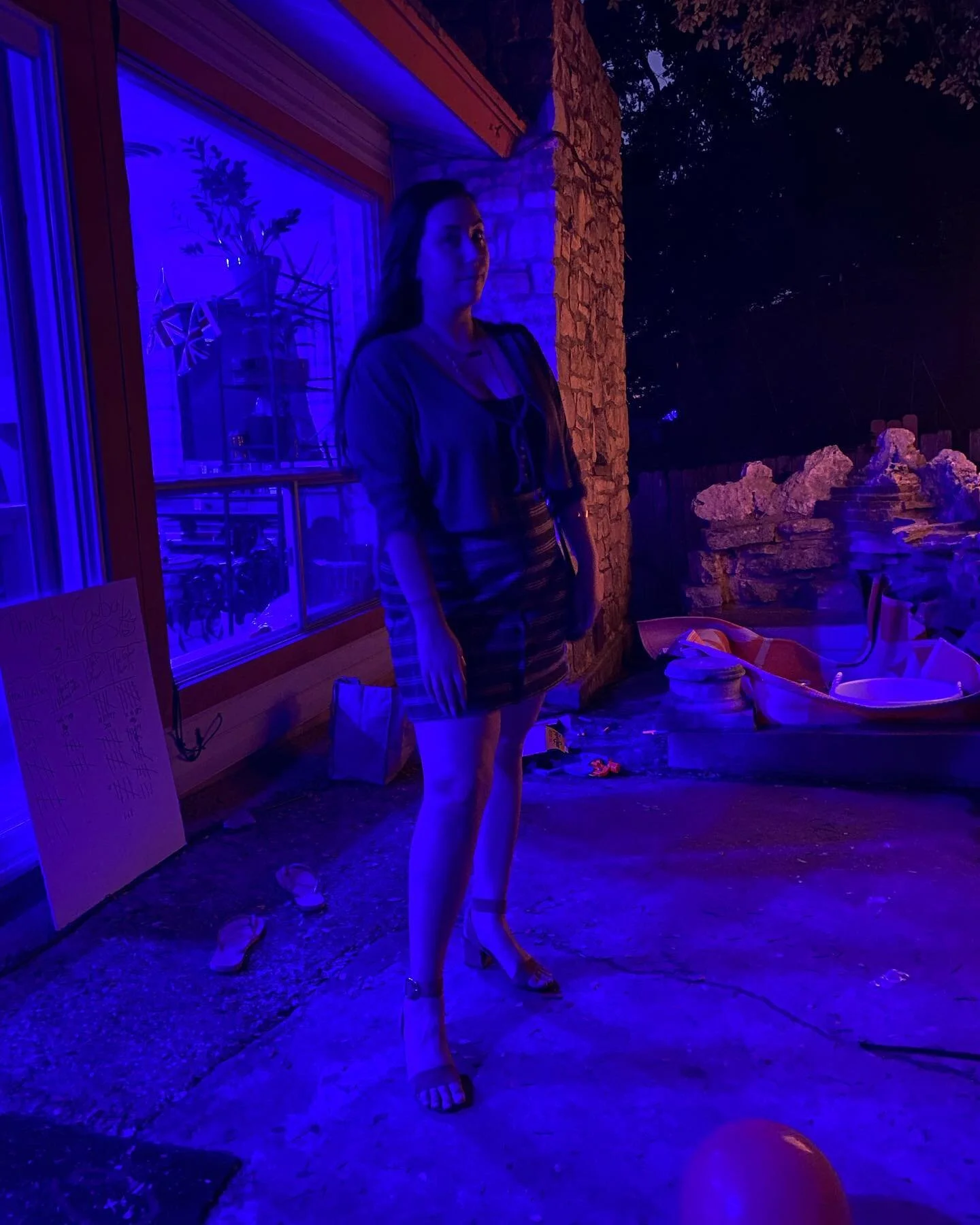 No one falls in love under fluorescent light