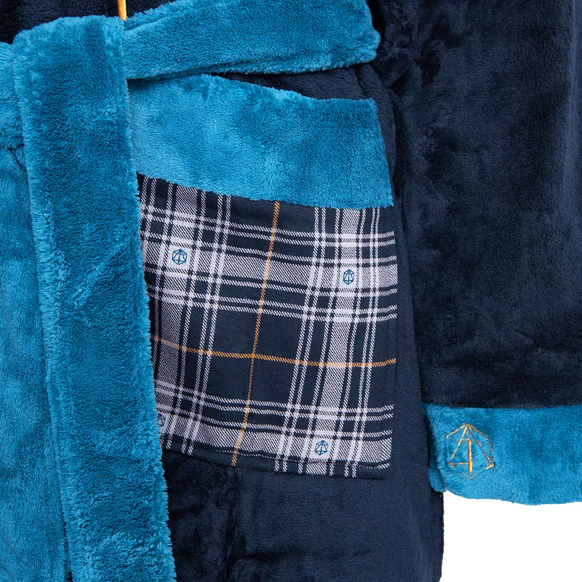lavish_chateau_bathrobe_0009_pocket_belt_close-up.webp