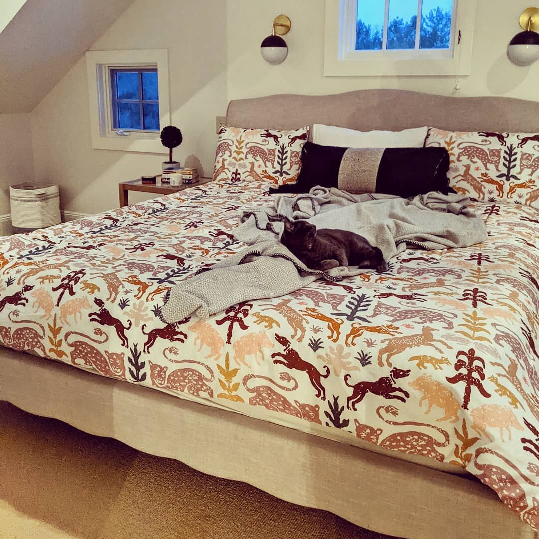 It looks like I am not the only one who will be enjoying my new bedding this evening. 😌#bedding #shopbedding #zigzagzurich #catapproved #europeanbedding #boutique #interiordesign #interiordesigner #canmore #canmoreshopping #shoplocalcanada #shoploca