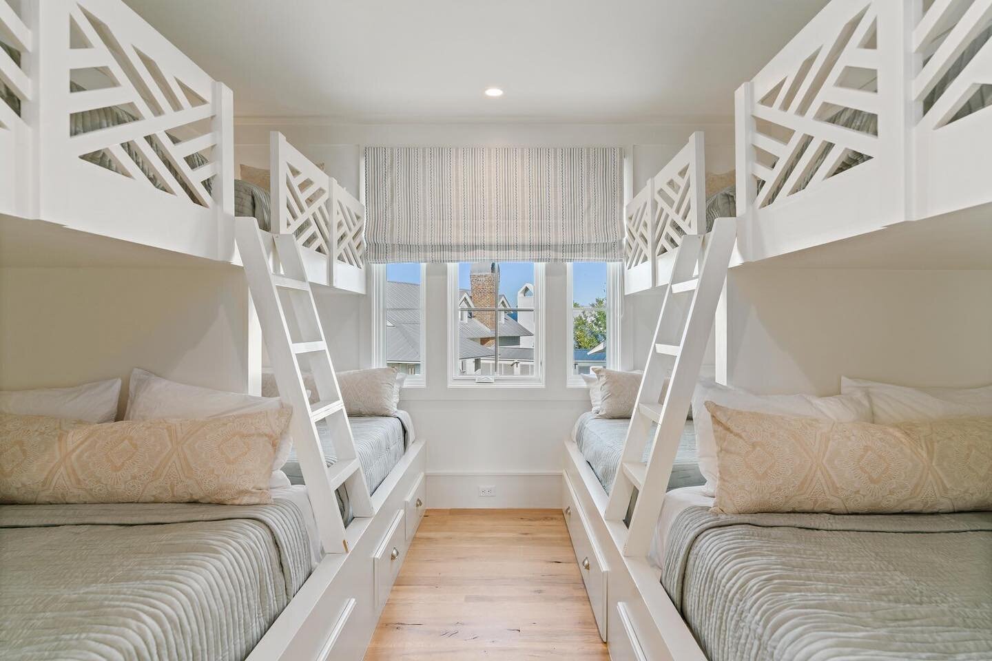 The perfect vacation kid bunk room! Can you imagine the laughter coming from this room?