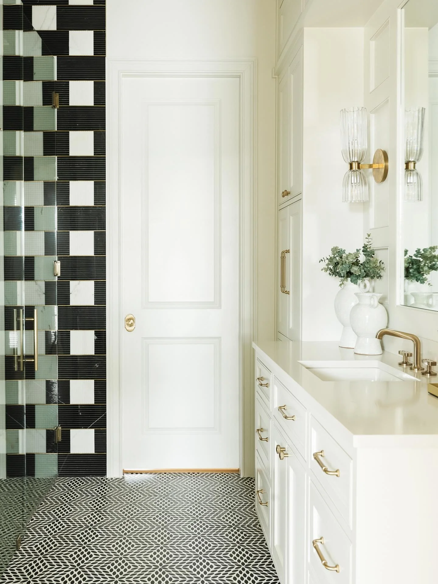 Loved playing with bold contrast while keeping it serene and refined in this pool bath. The black-and-white pattern tile makes this space!🤍🖤🤍
