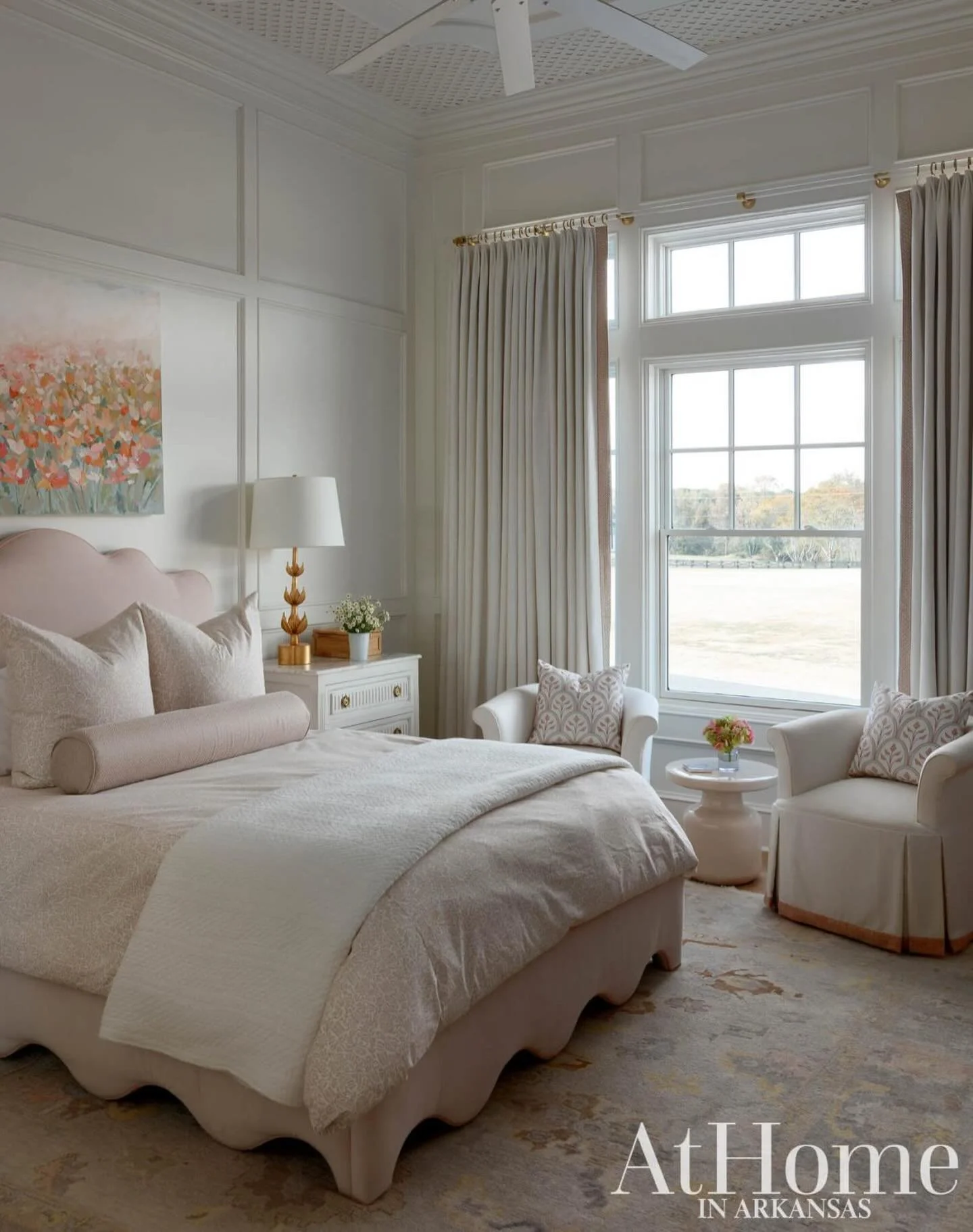 Quiet layers, soft light, and all the feminine textures...still swooning over this girls&rsquo; room.
Thank you @athomearkansas and @rettpeek for the stunning feature!