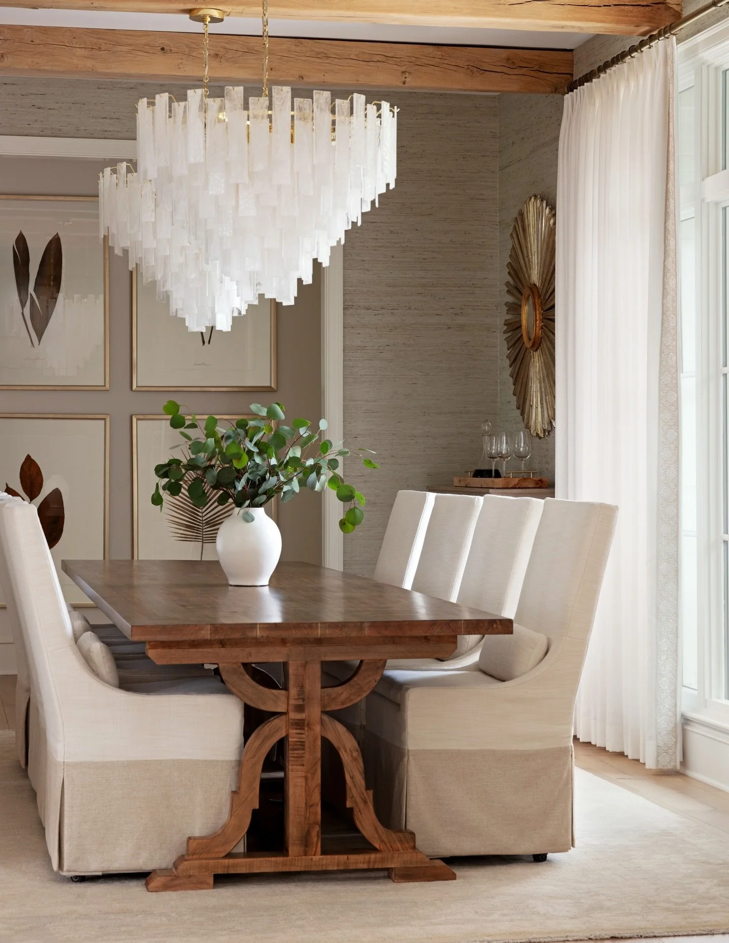 This dining room flows beautifully into the kitchen while still feeling like its own moment. 🙌🏻

Which do you prefer? 🤔💁🏻&zwj;♀️