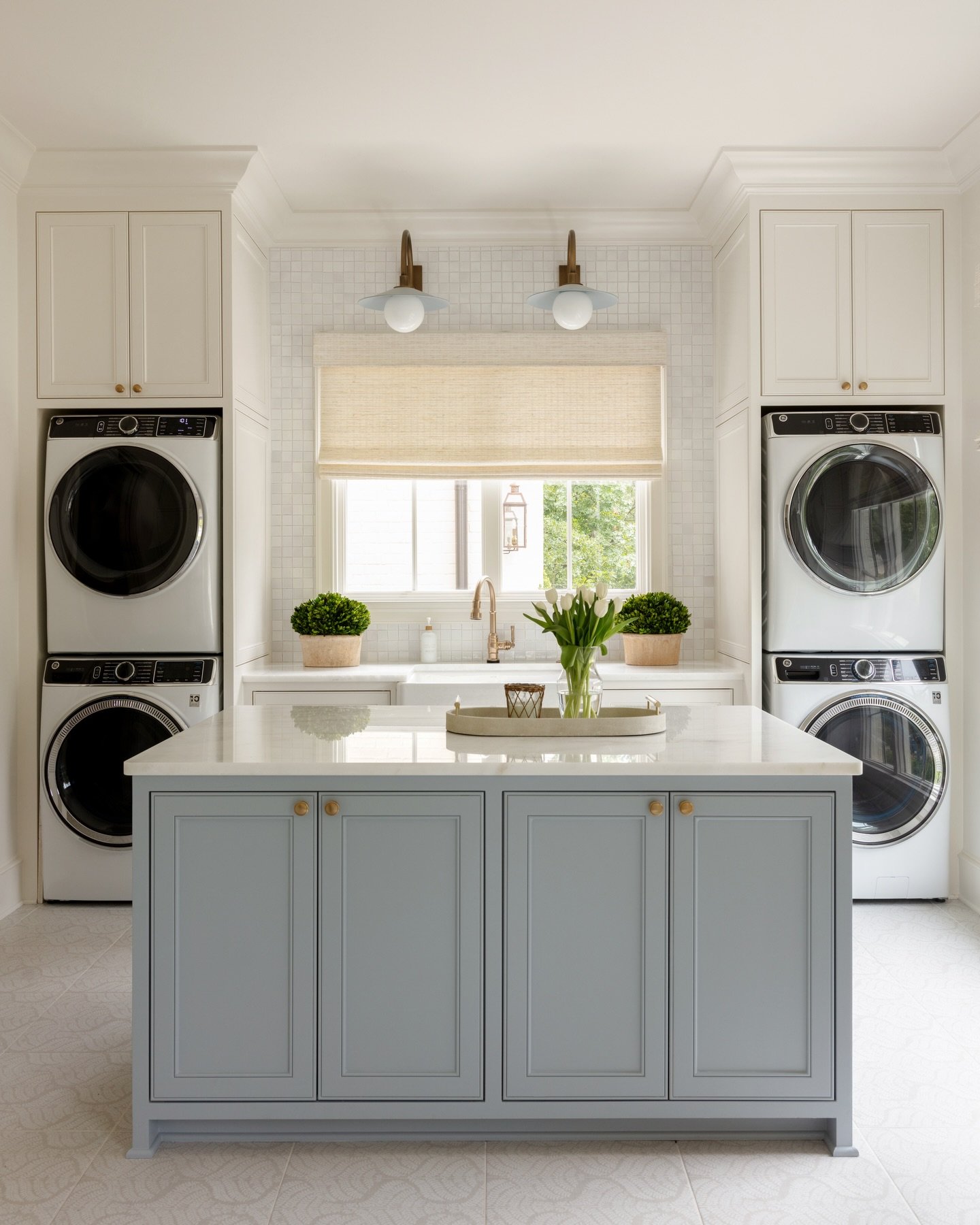 Laundry rooms might be one of the hardest working spaces in a home&hellip;but they&rsquo;re often the most overlooked.

In this one, every detail was designed to make everyday routines easier:

✨double washer + dryer
✨a large folding island
✨built-in