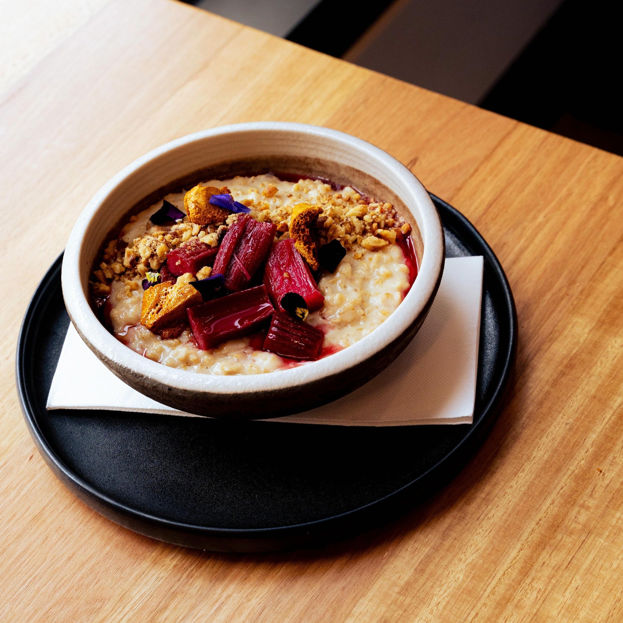 This is no ordinary porridge. 🙌🏻

Our Cinnamon and Vanilla porridge is the perfect Autumn dish, sure to warm your tummy and your soul. Served with poached rhubarb, walnut crumb and honeycomb, try it this weekend. 🍯