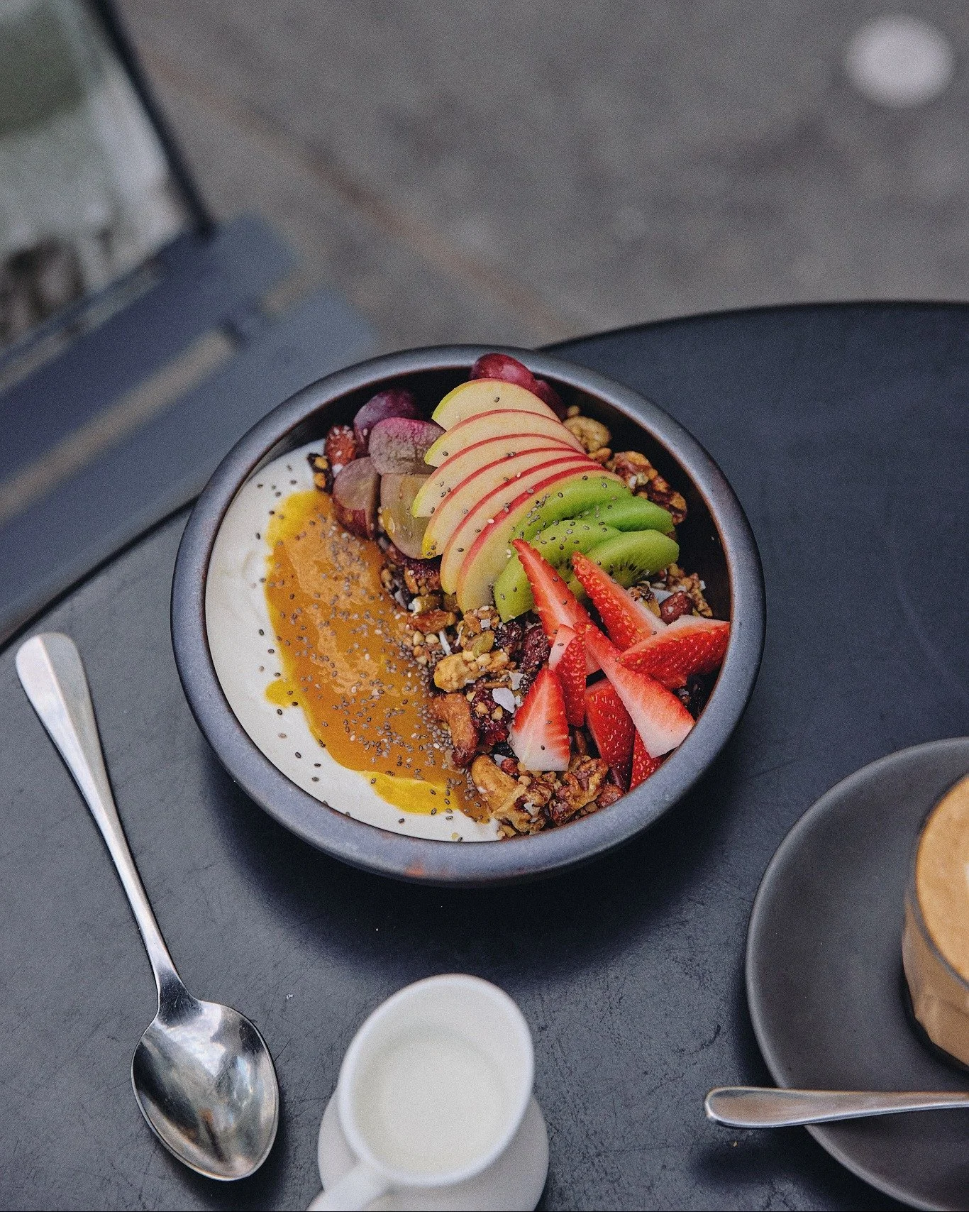 Our Homemade Nutty Granola, vanilla yogurt labneh, seasonal fruit and a mango-passionfruit coulis that steals the show a little. GF and very much worth getting out of bed for 🍓