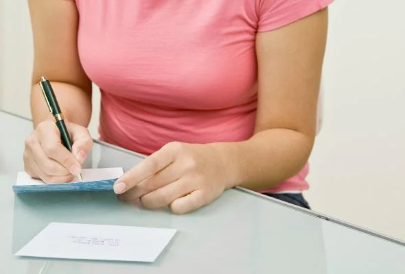 A genius idea for writing thank you notes that feel super special | via Wedpics.com