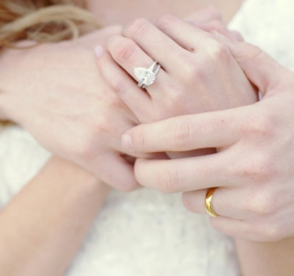how to find her ring size, how to find someone's ring size, how to find your girlfriend's ring size, engagement ring, how to pick an engagement ring, holiday engagement, holiday engagement ideas, holiday engagement ring, christmas engagement, christmas engagement ring, cool engagement ring ideas, engagement advice, engagement tips, engagement planning, engagement tips and tricks, how to find her ring size, wedding party, wedding photos, wedding pictures, funny wedding advice, funny wedding tips, wedding infographic, wedding ring, engagement ring, ring photography