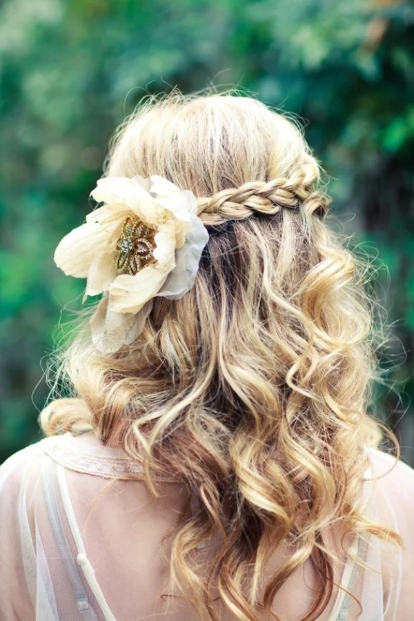 How To Wear Flowers In Your Hair Inspiration For The Boho Bride Wedpics Blog