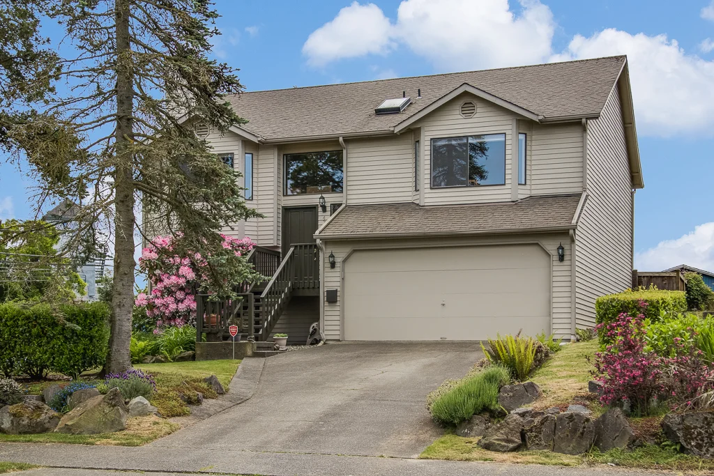 ExteriorGarage-8302-MLS.jpg