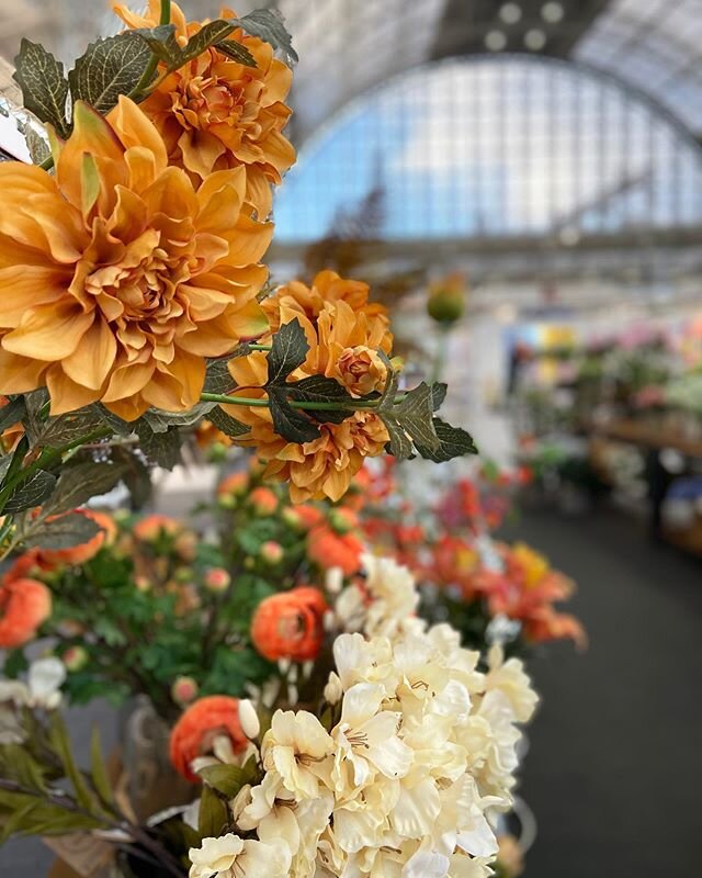 Lots of love for our new orange blooms at @topdrawerlondon this week. If you missed us come and see us at @januaryfurnitureshow starting Sunday 
#fauxflowers #orangeflowers #ontrendfaux #fabulousfaux #januaryfurnitureshow #jfs