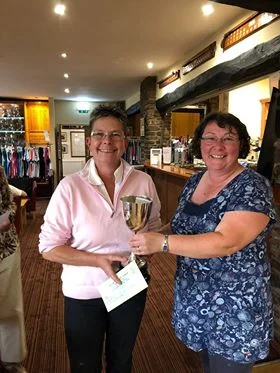 Sarah Parker of Cradoc GC receiving the L Griffiths Trophy for Best Gross from Cradoc Captain, Steph Jenkins