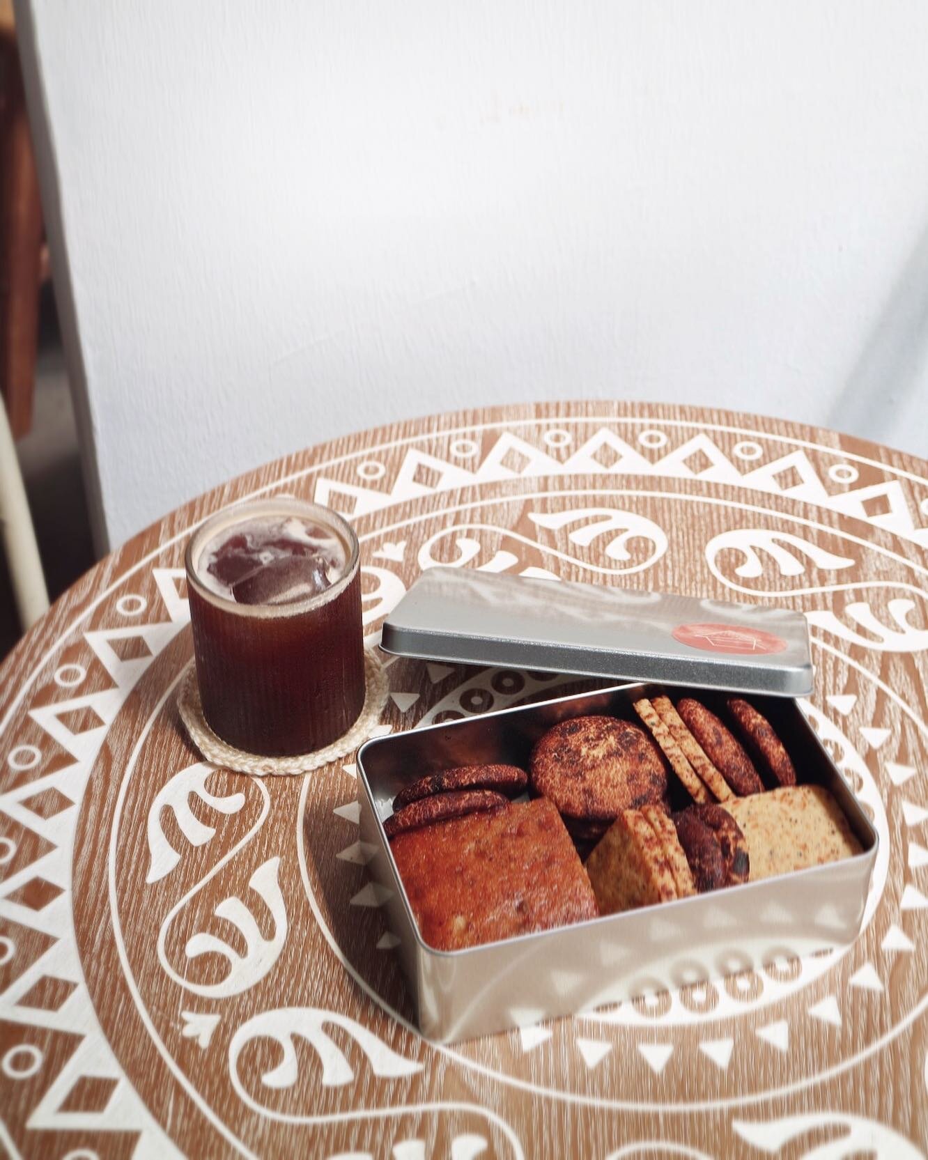 Simple flavours for dad to indulge in this Father's Day. 👨🏻 A classic banana walnut square for breakfast, alongside cocoa snickerdoodles &amp; savoury parmesan black pepper sable for an afternoon snack, or vice versa. Delightful accompaniments with