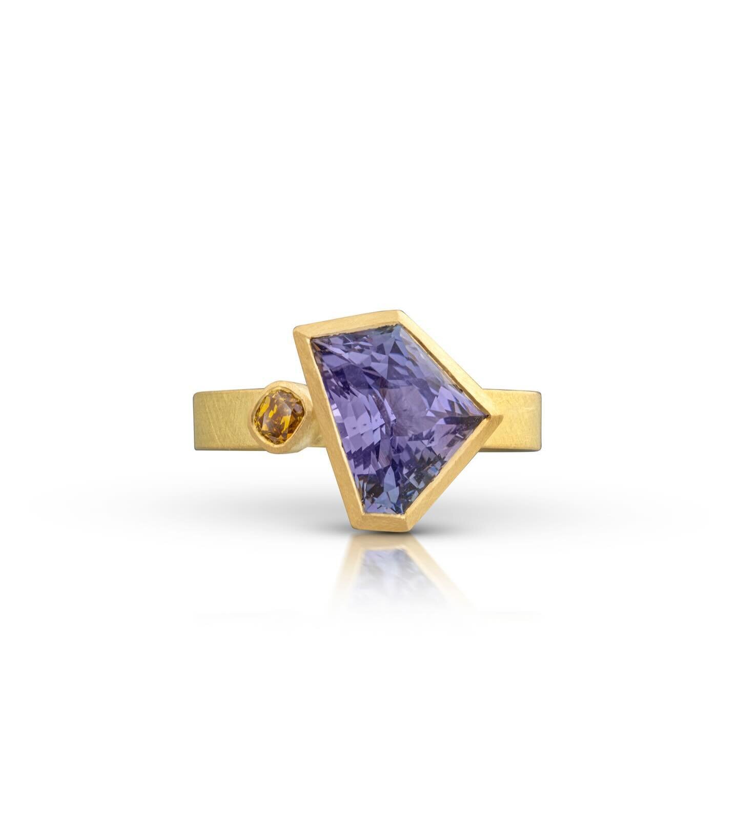 Stunning unheated tanzanite with little yellow diamond companion. Cut in my own unique freeform style and set in 18ct yellow gold. Love the violet colours in this exquisite gem. 
#gemcutter #goldsmith #unheatedtanzanite #modernjewels #modernring #con