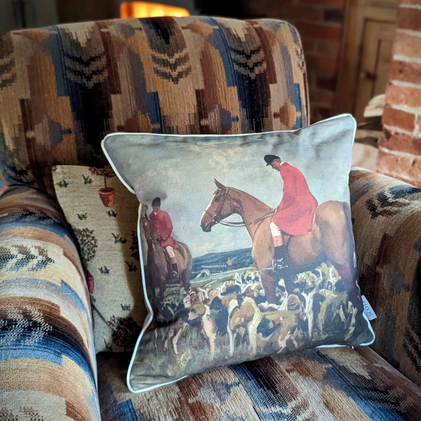 New Cushions to fall in love with ✨

We have a small number of cushions in these new designs, currently available on-line.

Two wonderful images from the @munnings_art_museum 'Nobby Gray with the Hunt' and 'Mare &amp; Foal' We think these have worked