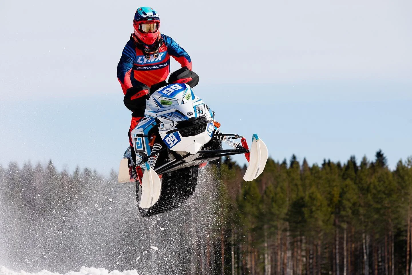 P&auml;&auml;si&auml;isen snowcross meininkej&auml;. Virkist&auml;v&auml;&auml; kuvata v&auml;lill&auml; v&auml;h&auml;n jotain tavanomaisesta poikkeavaa🤓