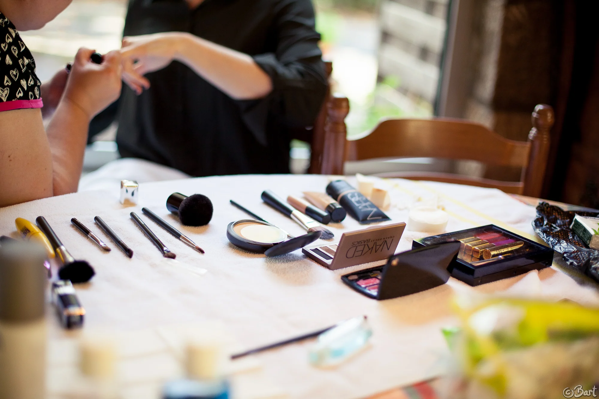 Photo des préparatifs de mariage, maquillage et coiffure de la mariée