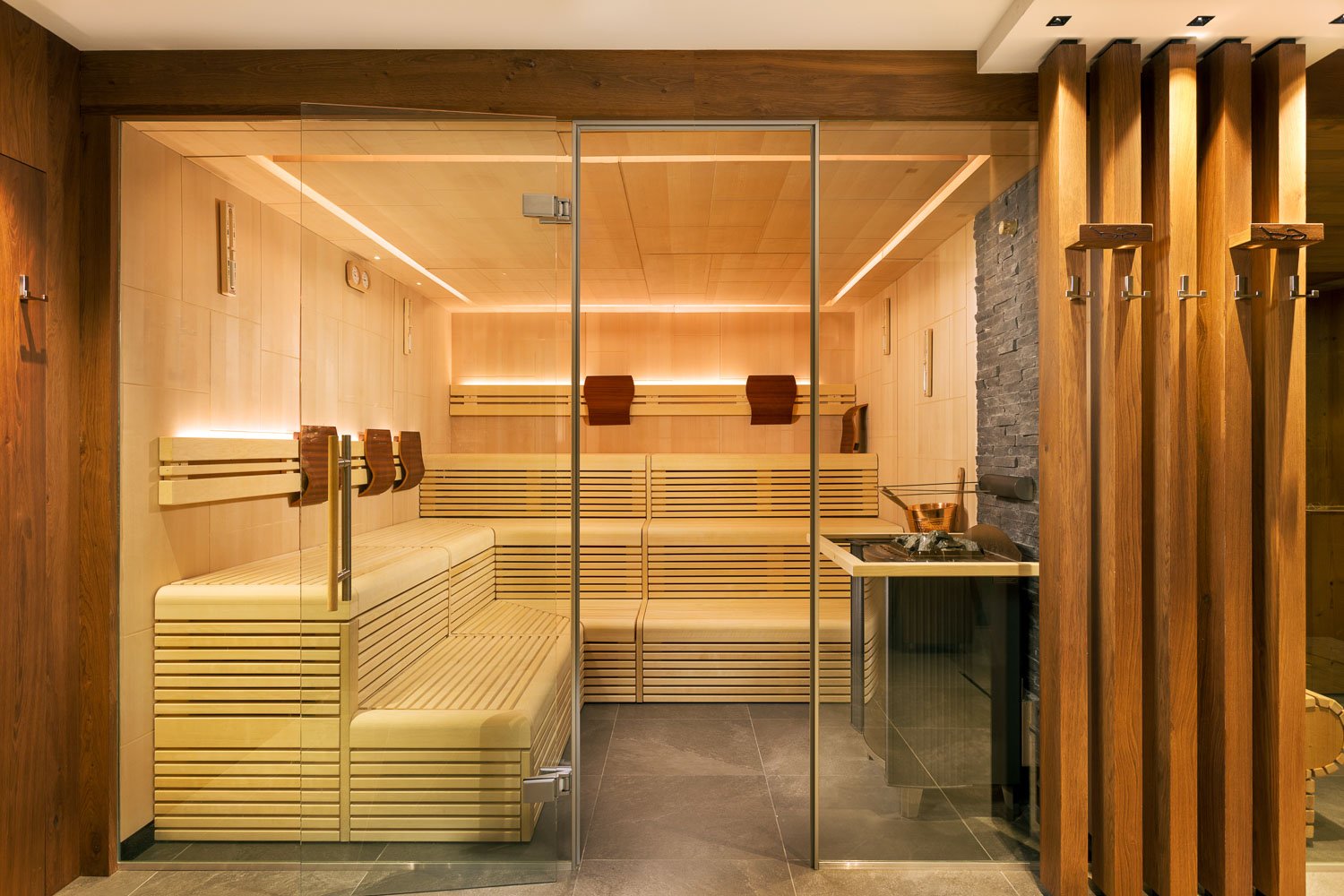 interni-hotel-la-cacciatora-wellness-piscina-zona-relax-sauna.JPG