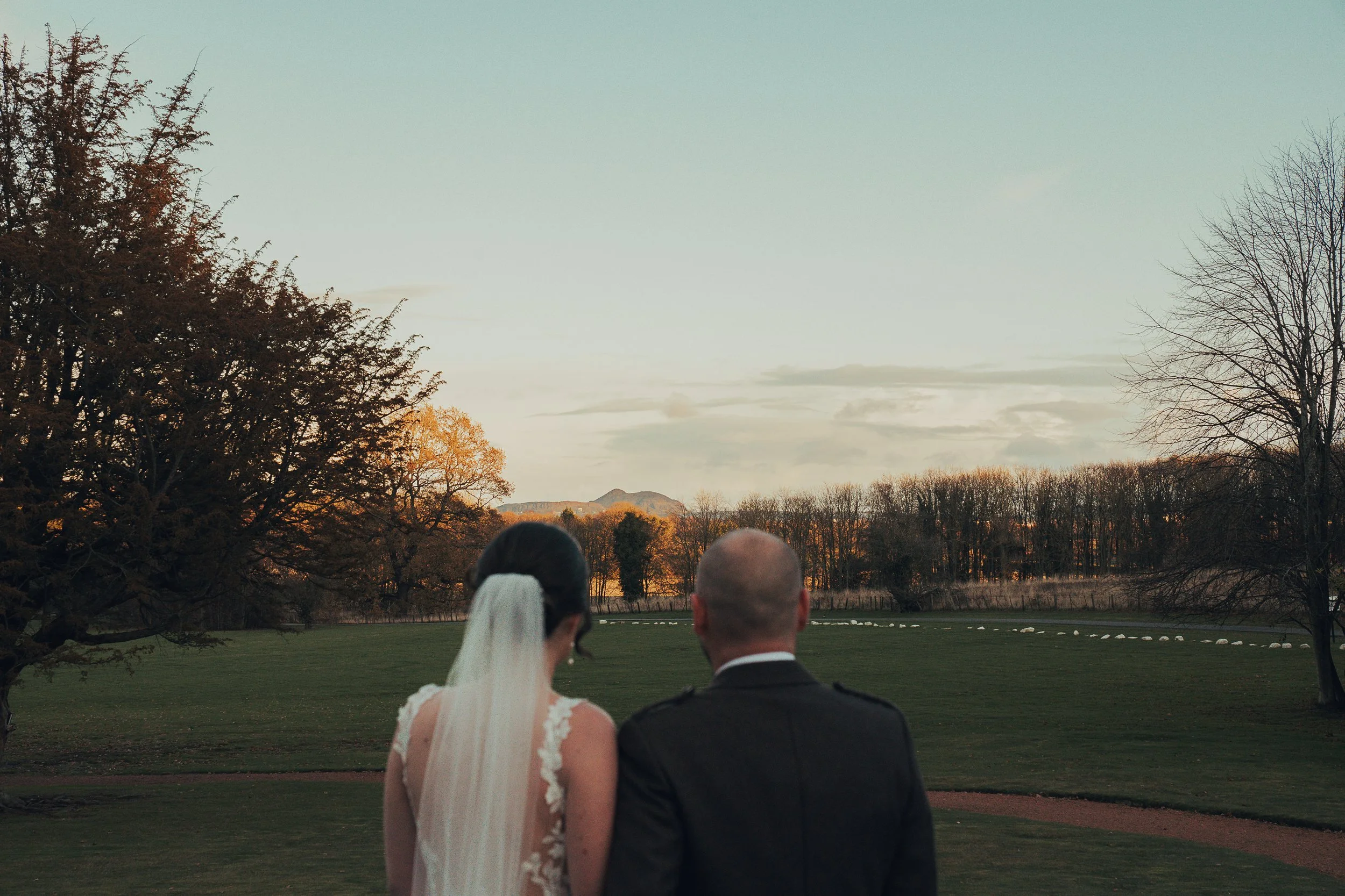arthurs-seat-wedding-couple-photo-edinburgh.jpg