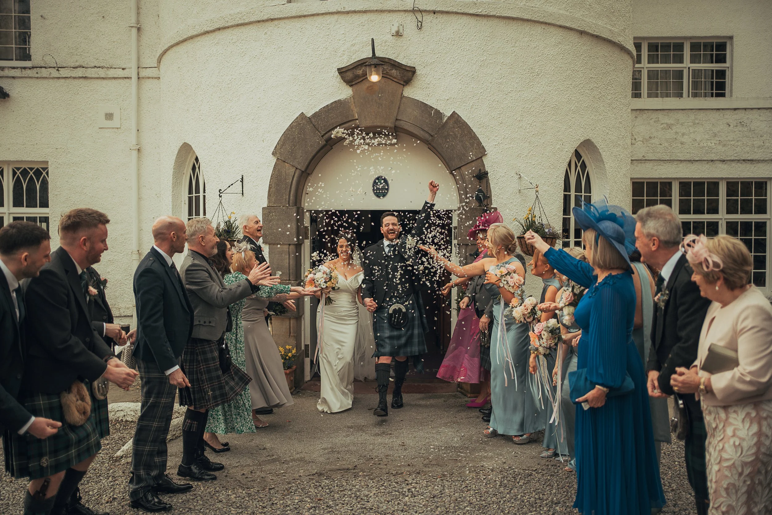 achnagairn-confetti-wedding-guests.jpg