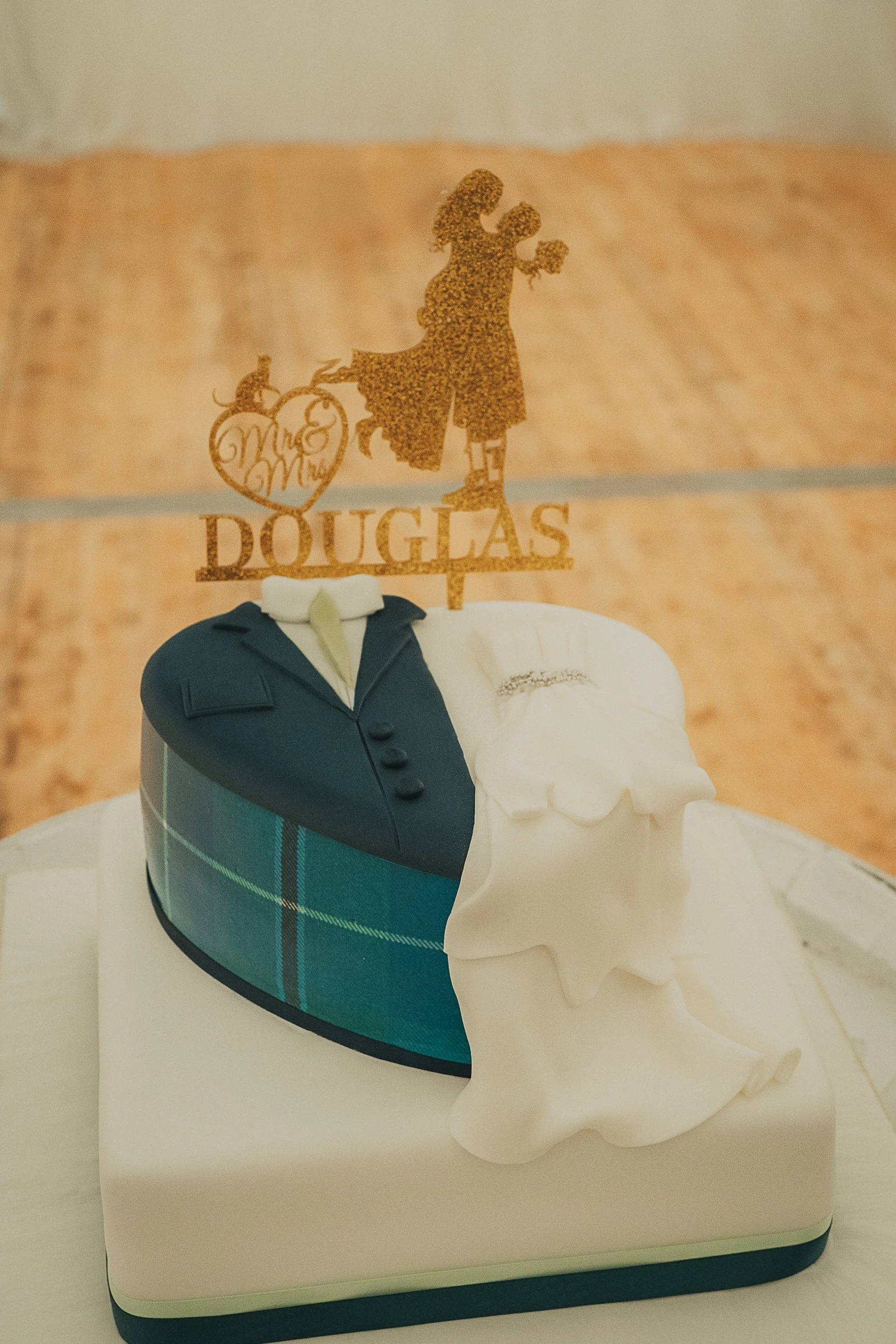 wedding-cake-brides-dress-grooms-kilt-dunkeld-house-hotel.jpg