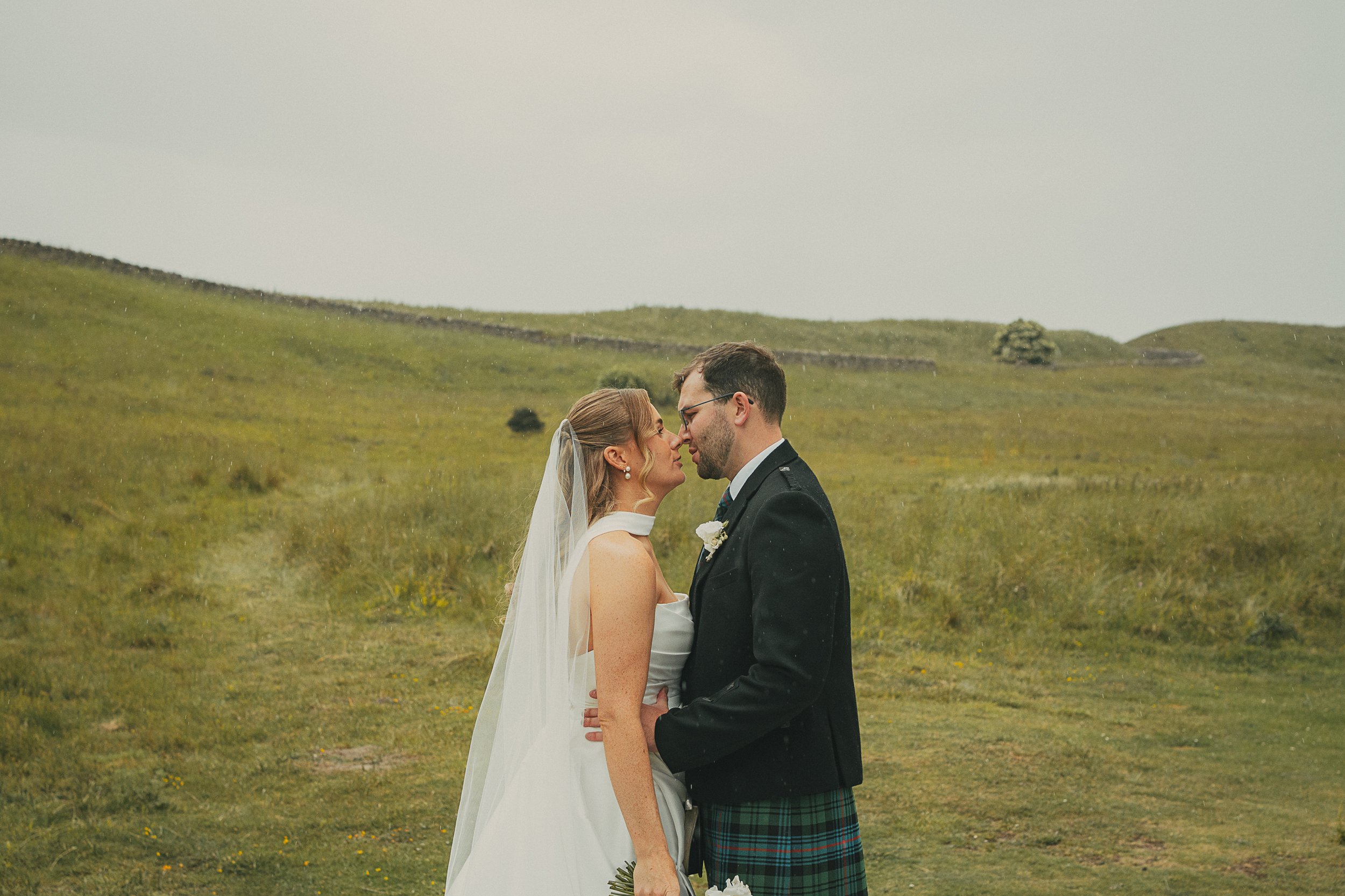broxmouth-courtyard-couple-portrait-kiss.jpg