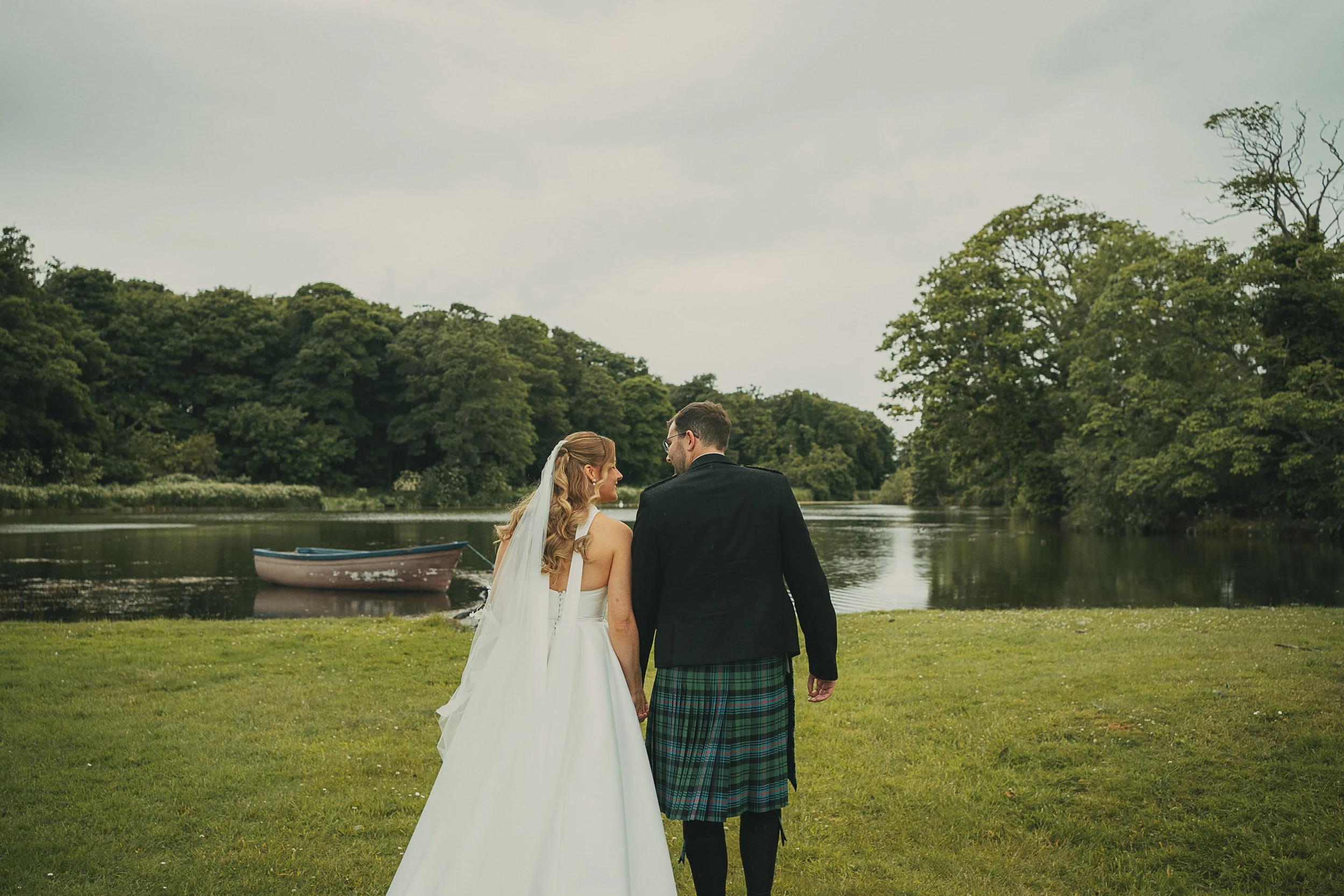 broxmouth-courtyard-pond-couple-portraits.jpg
