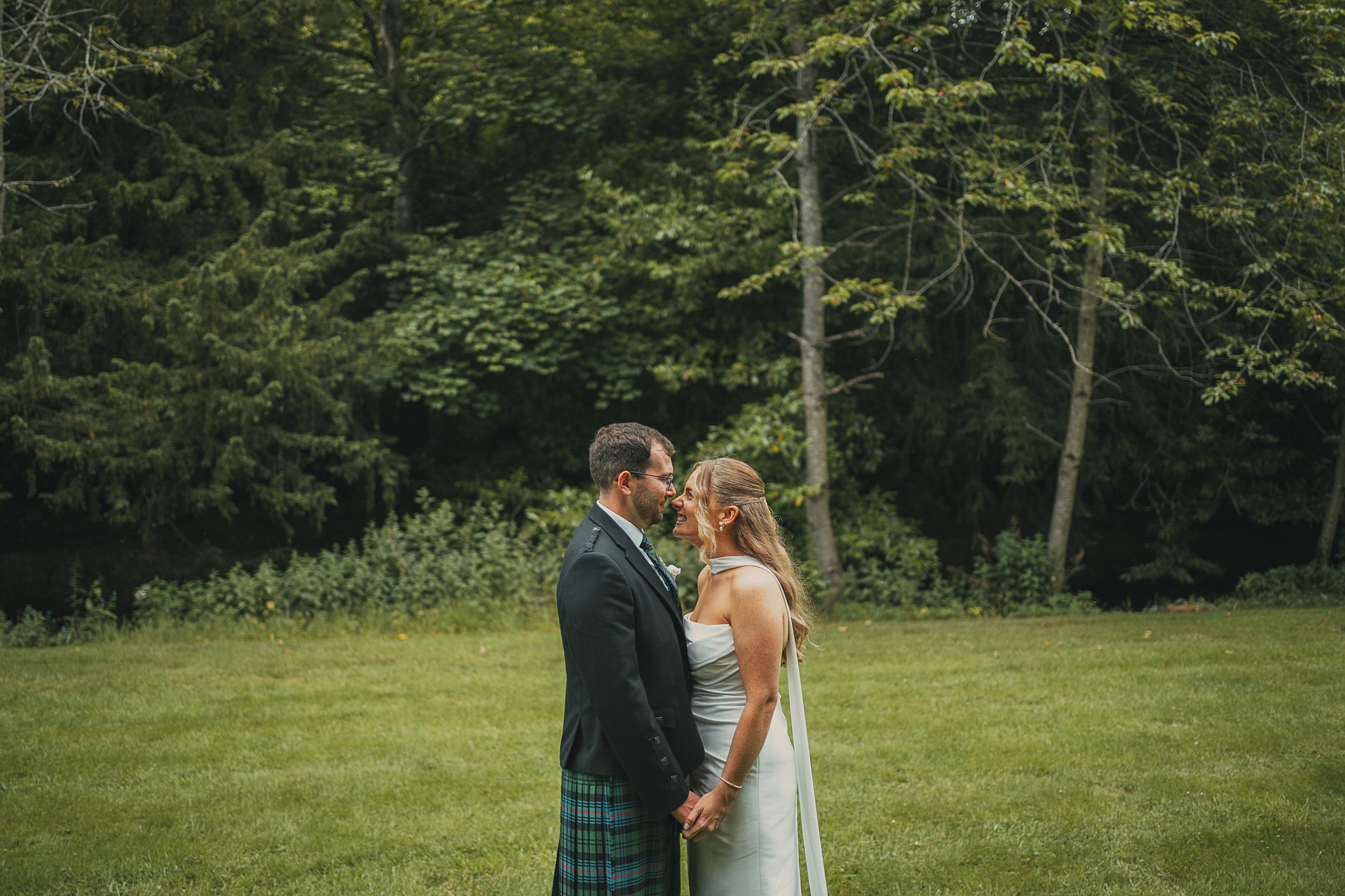 broxmouth-courtyard-natural-couple-portrait.jpg