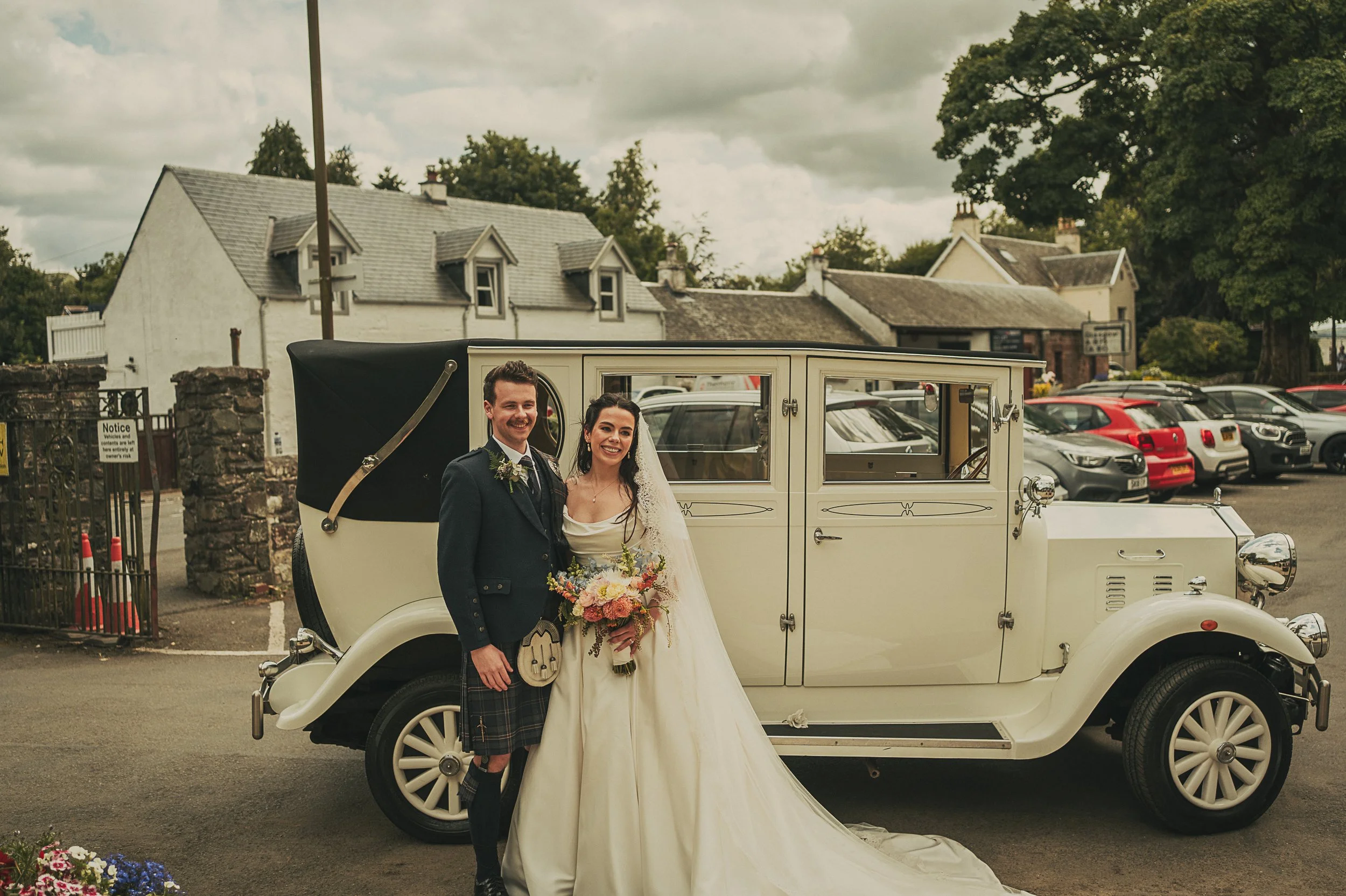claire-adam-vintage-car-glasgow-wedding.jpg