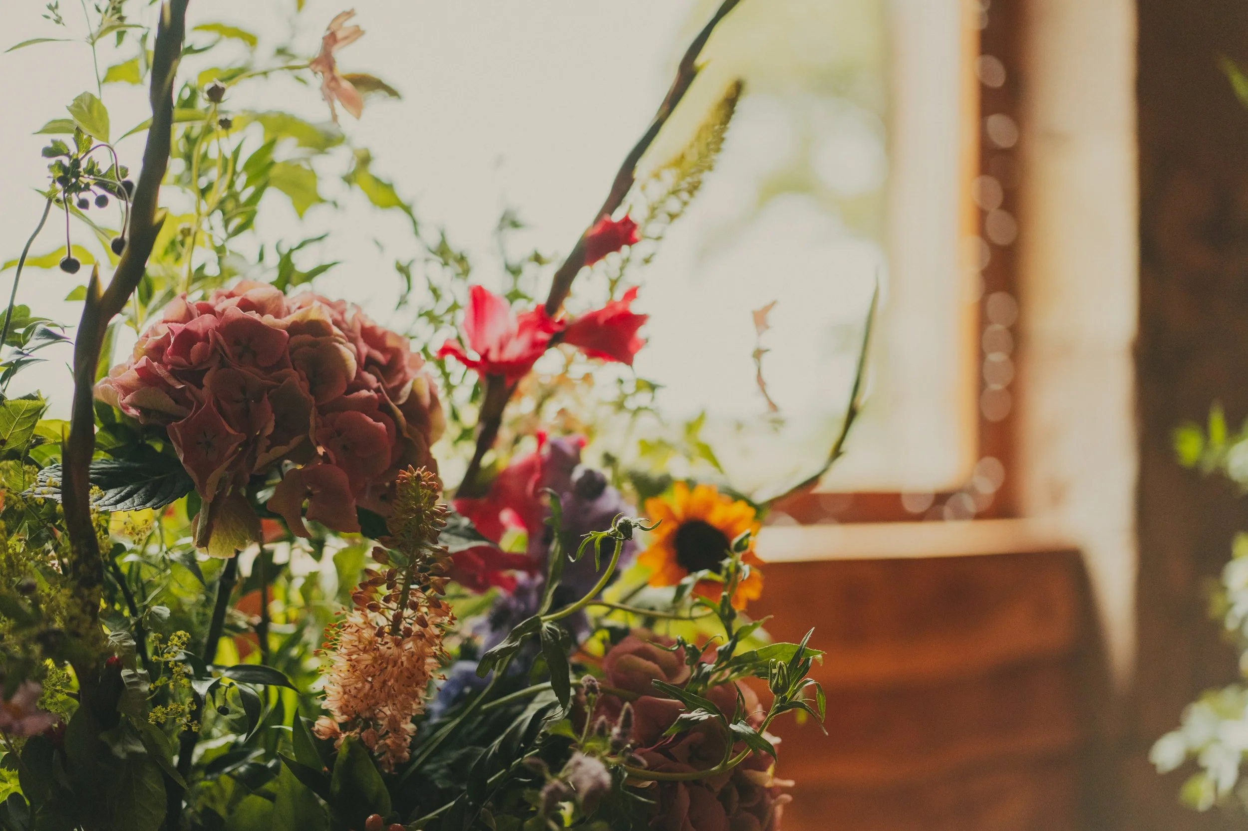 wedderlie-house-wedding-floral-decor-sunflowers-hydrangeas.jpg