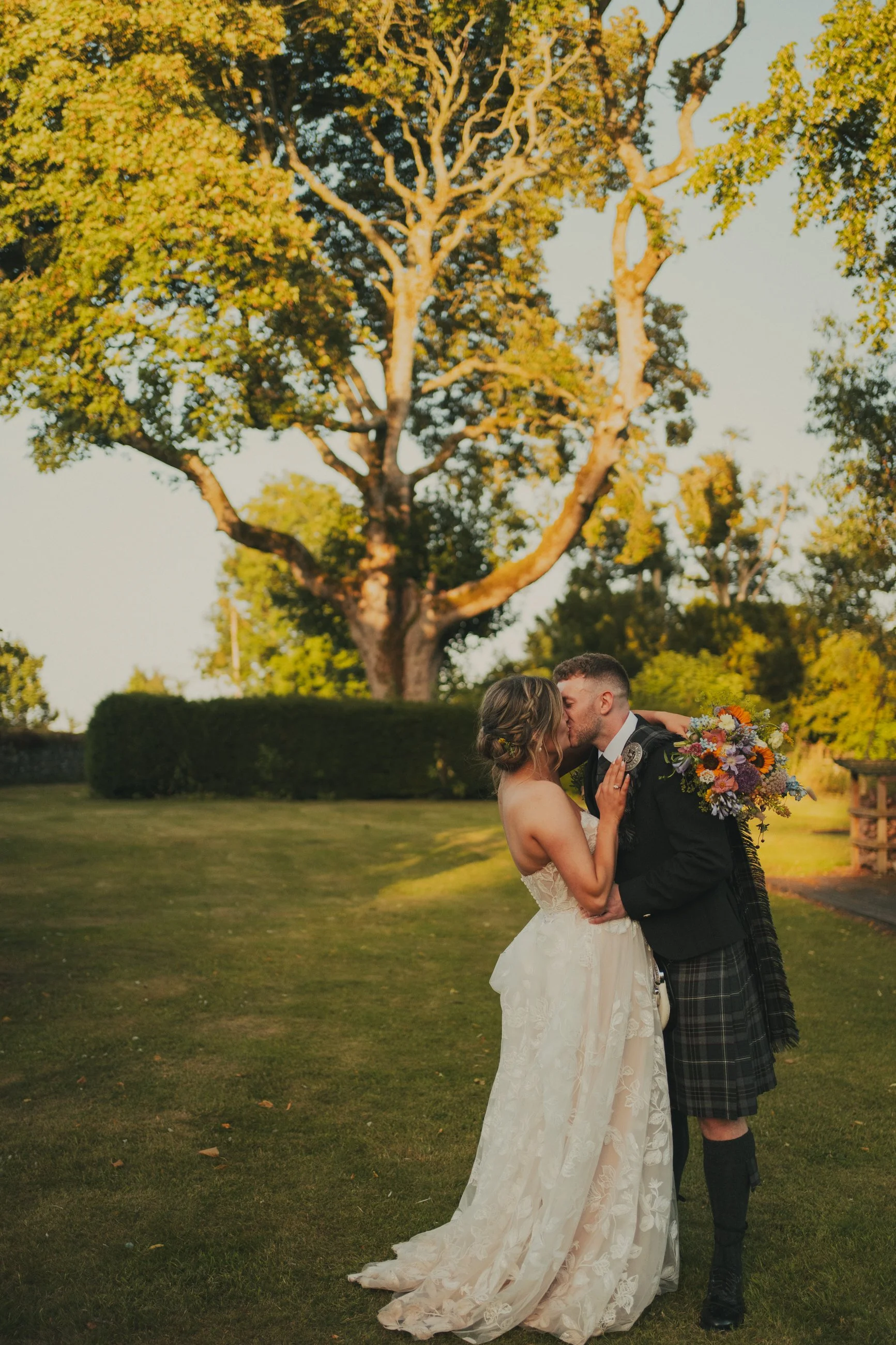 wedderlie-house-golden-hour-couple-portraits.jpg
