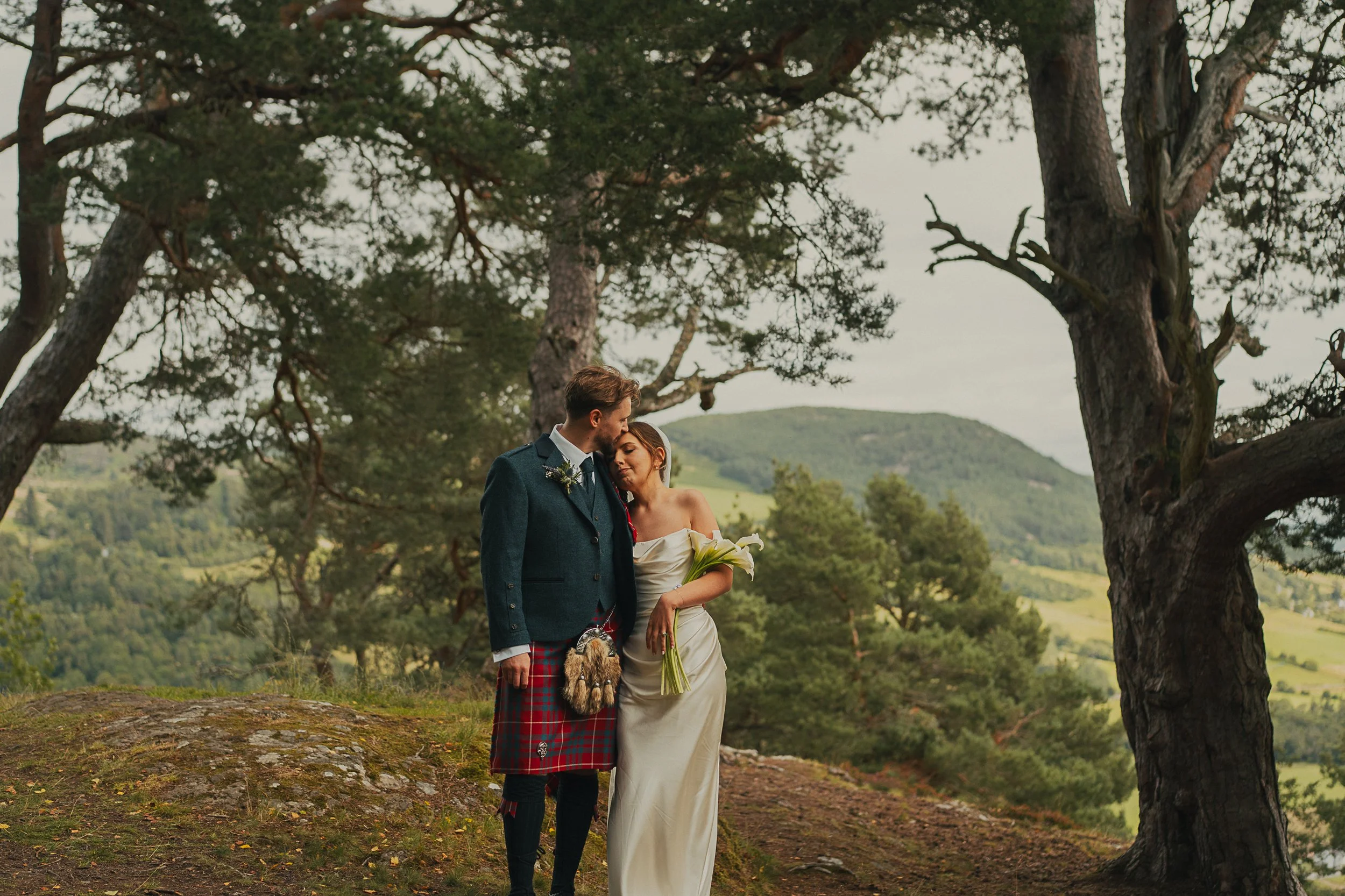 becca-joe-craigmonie-hill-couple-portraits-wedding.jpg