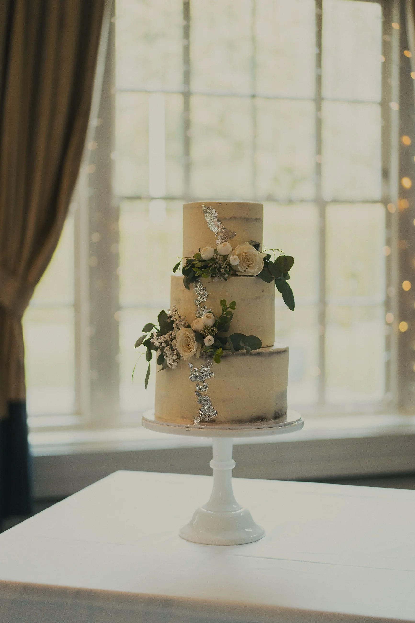 alyssa-ian-balbirnie-house-wedding-cake.jpg