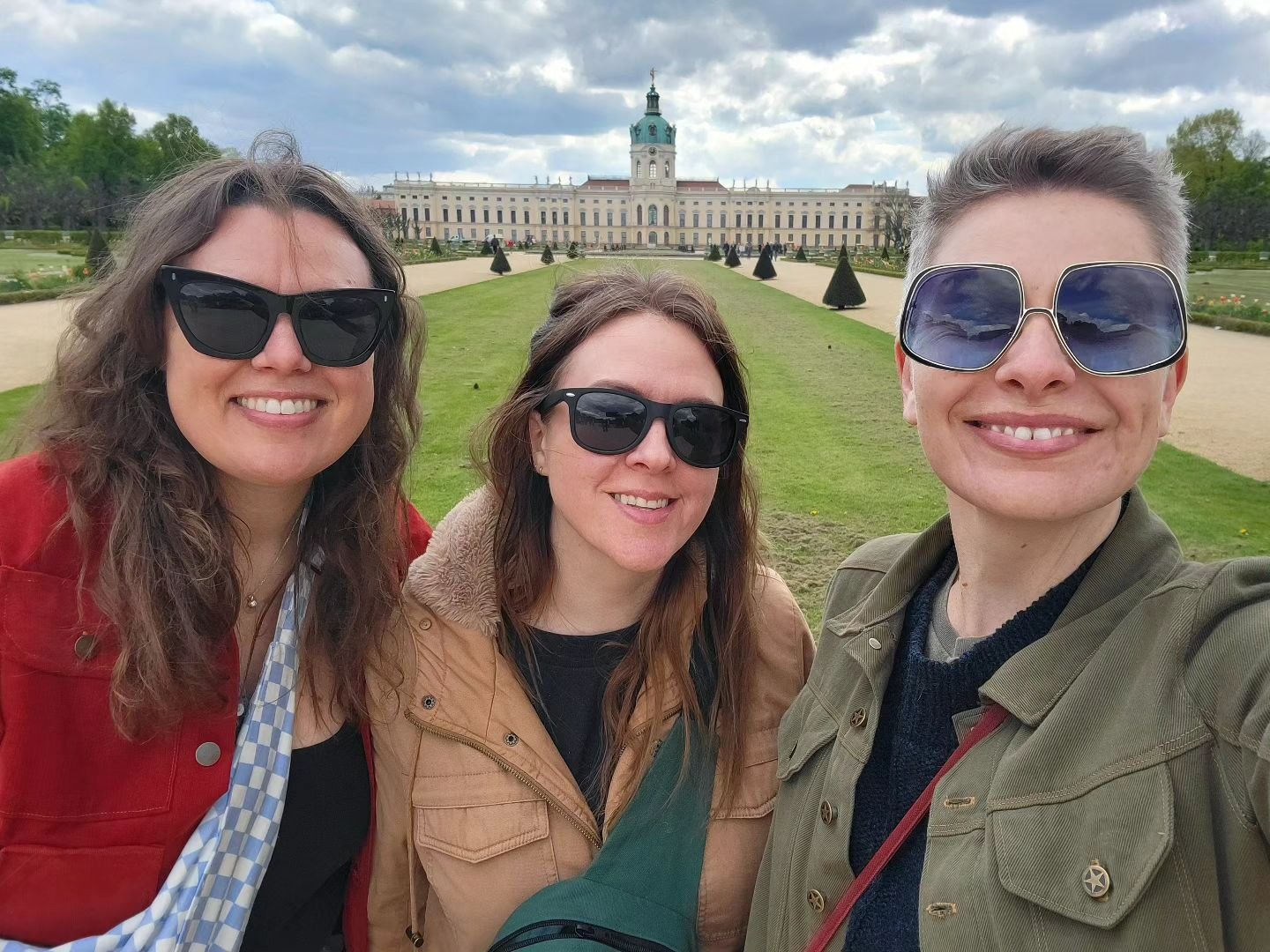 24 hrs in Berlin so far and we've selfied in front of palaces, drank beers in the sunshine, Laura found a new boyfriend, and I found my hair doppelganger bust! Doesn't get much better!