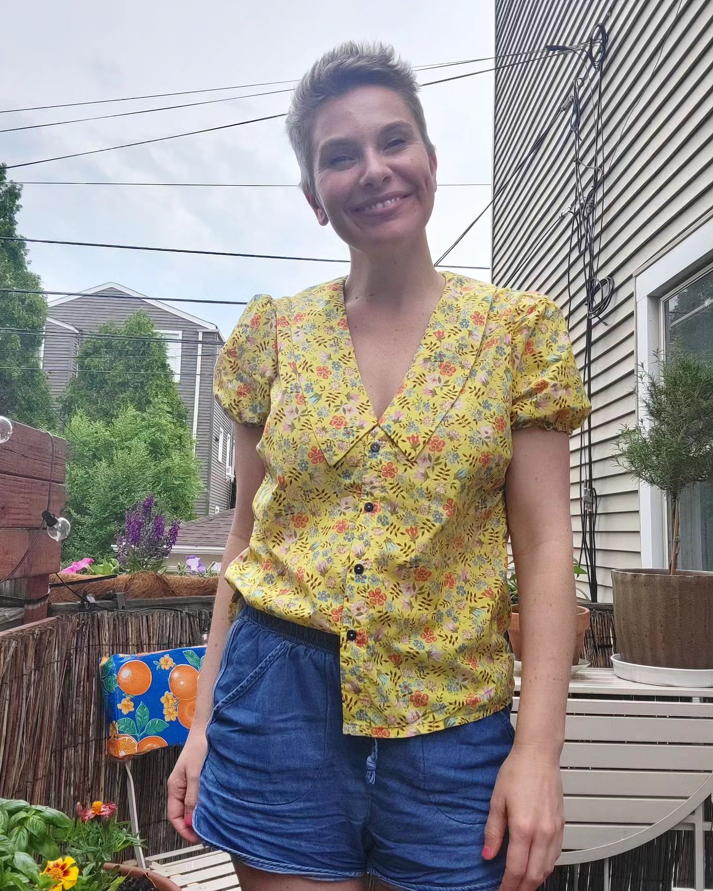 Me Made May day 16! 

Sneaking out between little rain bursts to take a quick pic with my new flowers! In an appropriately printed @fridaypatterncompany Patina Blouse and Sport Shorts! #memademay #mmm2024 #memademay2024 #patinablouse #sportshorts #fr