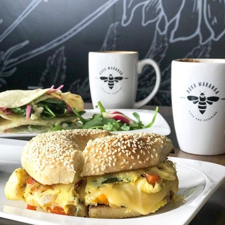 How do you like your bagel sandwiches? Our Buka Bagel Sammie 🥯 has egg 🍳 bacon 🥓 aged white cheddar 🧀 Enjoy with coffee ☕🐝