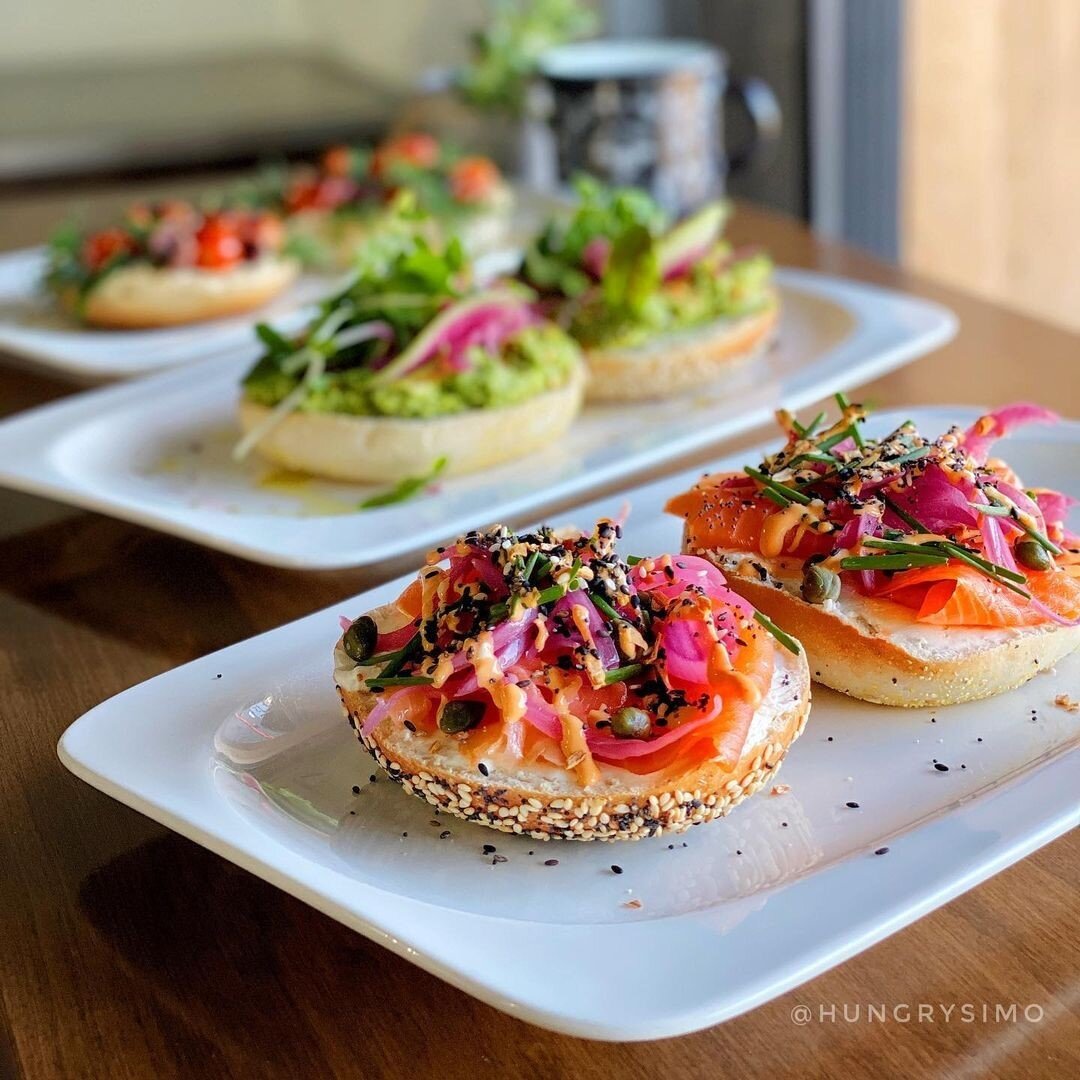 Fresh, colorful, and nutritious 🥑 Our handmade bagels are topped with smoked salmon, cream cheese, sriracha aioli, house-made pickled red onions, capers, and chives. ⠀⠀⠀⠀⠀⠀⠀⠀⠀
⠀⠀⠀⠀⠀⠀⠀⠀⠀
Feeling hungry? See our full menu of bagels, salads, bowls, smo