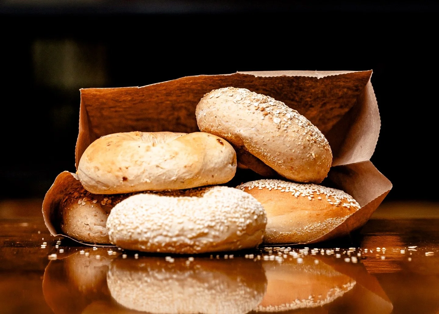 Made fresh daily, eaten even faster 🤤

Come grab your bagels to go for the weekend 🐝🥯

#BagelGoals #MississaugaEats #brunchtoronto #saugafoodie