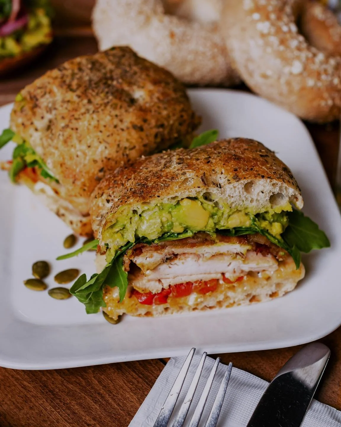 If it&rsquo;s got avocado&hellip; we&rsquo;re ordering it 😍

If it&rsquo;s got chicken too? Say less 🥑✨

Don&rsquo;t settle for a mid lunch when your lunch today can look like this 🤤

Stop scrolling &mdash; come grab a bite!
#yyzeats #foodiemissis