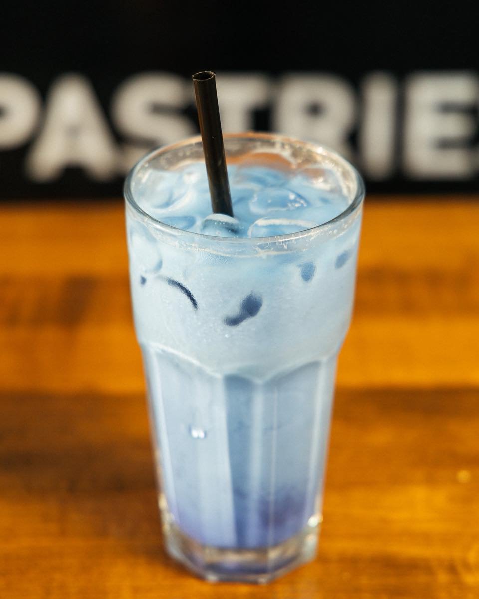 Serving blue skies in a tall refreshing glass 🐝💙🌤️

#datenightyyz #mississaugacity #MississaugaEats #bluematcha #cafe #Mississauga #cafemississauga